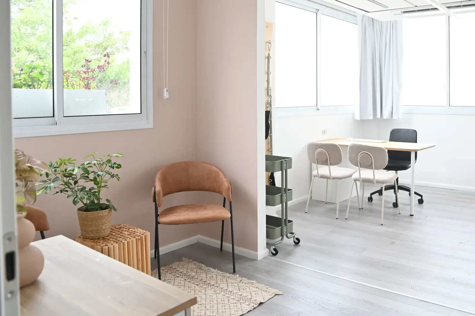 מבט כולל על מרפאת גפן — חדר המתנה וחדר טיפול עם אור טבעי